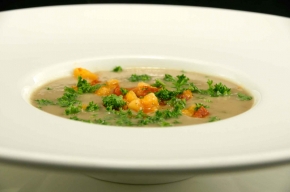 soep - Velouté van kastanjes en aardperen met chorizo en appel