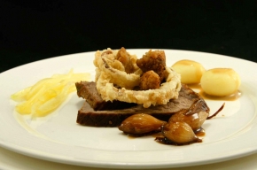 hoofdgerecht - Kalfslende met krokant gebakken kalfszwezerik, geglaceerde zoetzure uitjes, knoflookaardappelen en kalfsjus