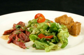 voorgerecht - Thaise rosbiefsalade met een hete kip curry snack